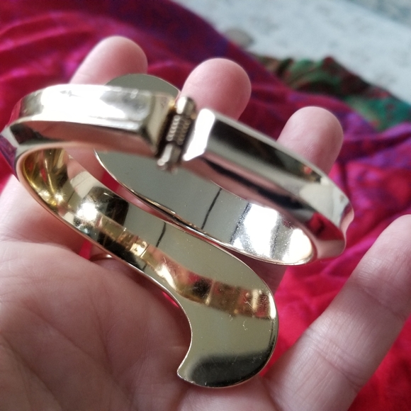 Vintage Crown Trifari bracelet bypass clamper gold tone spring hinge - Picture 8 of 11